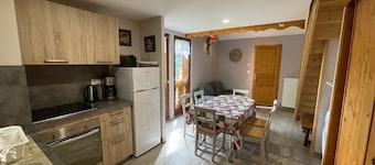 Charming 50m² Chalet Apartment - WiFi, Ski Storage, Near Slopes & Shuttle