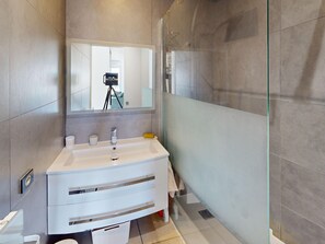 Bathroom - Quiet Apartment with Terrace, Parking, and AC, 5 Min Drive to Beach (Frontignan)