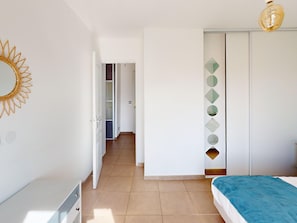 1 bedroom, free WiFi - Quiet Apartment with Terrace, Parking, and AC, 5 Min Drive to Beach (Frontignan)