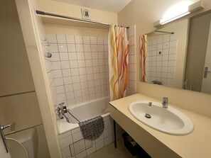 Bathroom - Cozy Studio for 4 with Ski Access, Shops Nearby, Pet-Friendly (Le Lioran)