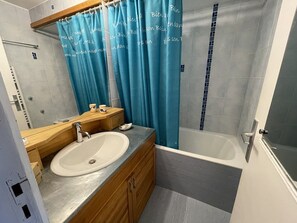 Bathroom - South-Facing Studio with Balcony and Easy Access to Shops and Ski Slopes (Le Lioran)