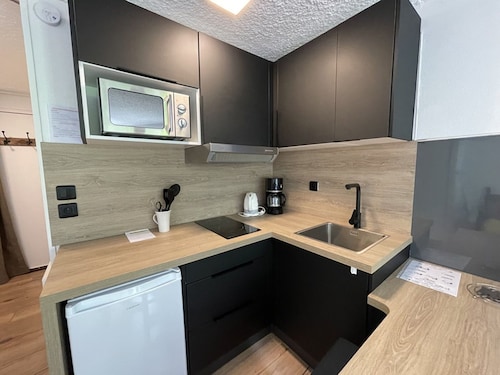 Charming Renovated Studio with Direct Outdoor Access in Central Ski Resort