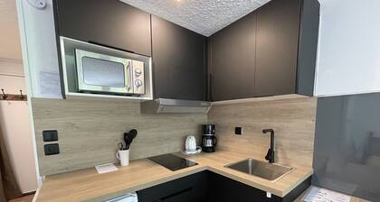 Charming Renovated Studio with Direct Outdoor Access in Central Ski Resort
