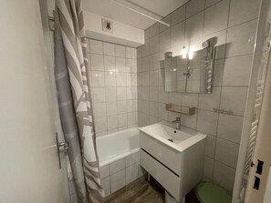 Bathroom - Charming Renovated Studio with Direct Outdoor Access in Central Ski Resort (Le Lioran)