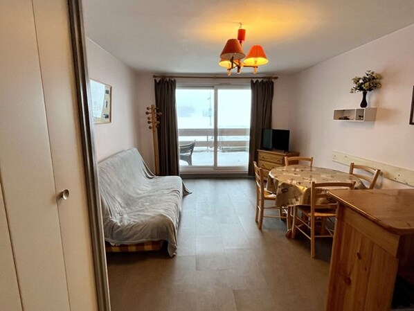 Interior - Cozy Studio with South-Facing Terrace, Close to Amenities, Ski Lifts, and Skating Rink (Le Lioran)