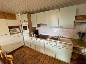 Private kitchen - 2-Bedroom Apartment Near Slopes with Balcony and Free Parking (Saint-Jacques-des-Blats)