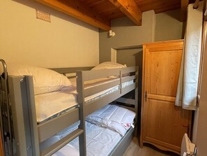 Room - Duplex in Le Lioran with balcony, close to slopes and shops (Le Lioran)