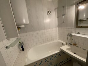 Bathroom - Studio with balcony in the resort center, WiFi and pets allowed (Le Lioran)