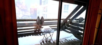 Studio charmant avec balcon, au pied des pistes, tout équipé, 1er étage, parking, casier à skis