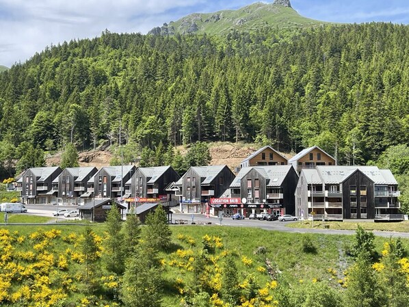 Exterior - Cozy South-Facing Studio with Mezzanine, Near Slopes, Ski Shuttle, & Free Parking (Le Lioran)