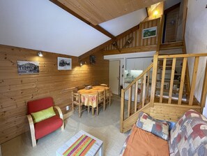 TV - Cozy South-Facing Studio with Mezzanine, Near Slopes, Ski Shuttle, & Free Parking (Le Lioran)