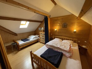 1 bedroom - Cozy South-Facing Studio with Mezzanine, Near Slopes, Ski Shuttle, & Free Parking (Le Lioran)