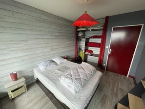 2 bedrooms - Cozy T2 Cabin with Balcony, Ski Access, and Pet-Friendly (Le Lioran)