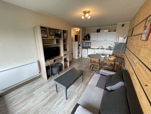 TV - Cozy T2 Cabin with Balcony, Ski Access, and Pet-Friendly (Le Lioran)