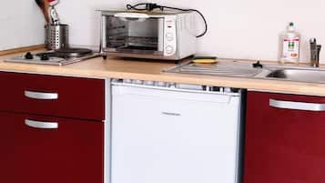 Fridge, microwave, oven