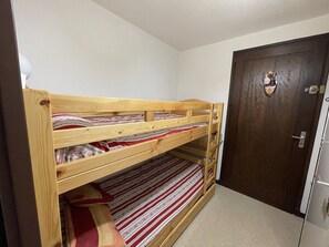 1 bedroom, bed sheets