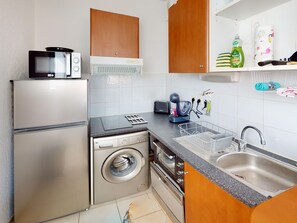 Een koelkast, een microgolfoven, een oven, een vaatwasser