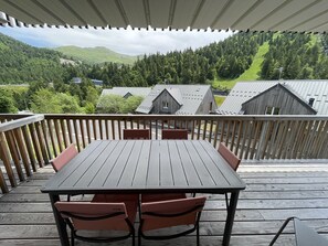 Outdoor dining - Cozy New 2-BR Apartment with Large Balcony, Close to Chairlift (Le Lioran)