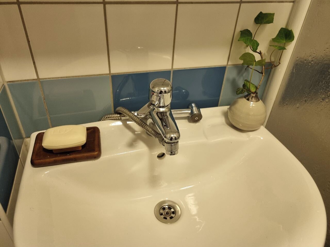 Dusch, hårtork, handdukar och tvål