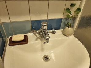 Dutxa, assecador de cabells, tovalloles i sabó