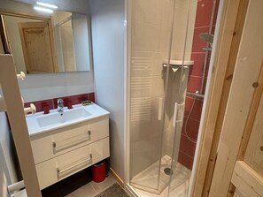 Bathroom - Beautiful Mountain Apartment with Ski-In Access (Le Lioran)