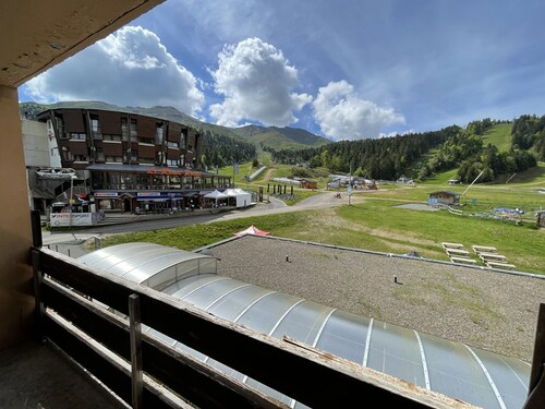 Cozy Studio for 4, South-Facing Balcony, Heart of Ski Resort