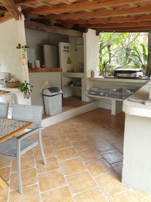Outdoor dining - Villa de Charme au Cœur du Maquis (Porto-Vecchio)