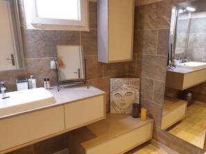 Shower, hair dryer, towels, toilet paper - Villa de Charme au Cœur du Maquis (Porto-Vecchio)