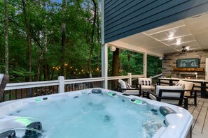 Outdoor spa tub - Pickleball, Pool, Splash Fountain ,Clubhouse , Walking Trails , Basketball (Broken Bow)