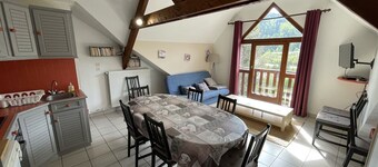 Cozy Chalet Apartment Near Lifts – Sleeps 6, Equipped Kitchen, TV, Free Shuttle