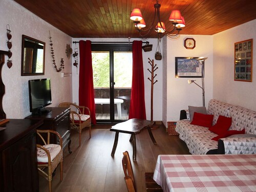 Sunny South-Facing Apartment with Balcony, Sleeps 6, Quiet Location, Close to Shops