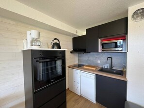 Microwave, oven, dishwasher, high chair - Renovated 2-bedroom apartment with terrace in Les Angles (Les Angles)