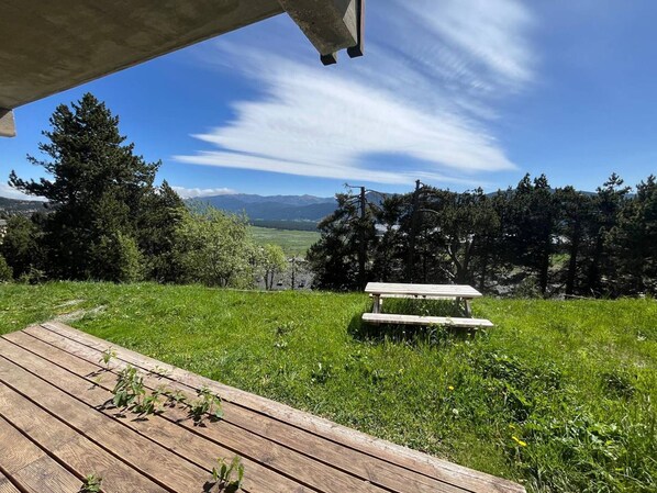 Outdoor dining - Renovated 2-bedroom apartment with terrace in Les Angles (Les Angles)