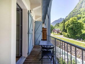 Outdoor dining - Central Apartment with Balcony, Sleeps 4-6, Near Nature Attractions (Cauterets)