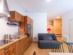 TV - Central Apartment with Balcony, Sleeps 4-6, Near Nature Attractions (Cauterets)
