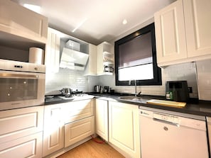 Comfort Villa, Non Smoking | Private kitchen