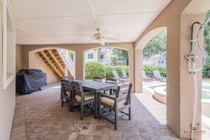 Outdoor dining - 200 Jacana Street - 6 Bedroom 3rd Row Home (Hilton Head Island)
