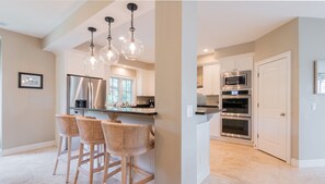 Kühlschrank, Mikrowelle, Herdplatte, Geschirrspüler