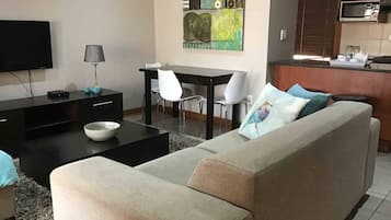 House, 2 Bedrooms, Balcony, Garden View | Living area