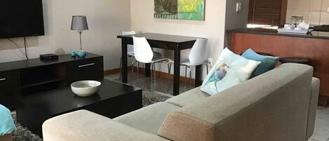 House, 2 Bedrooms, Balcony, Garden View | Living area