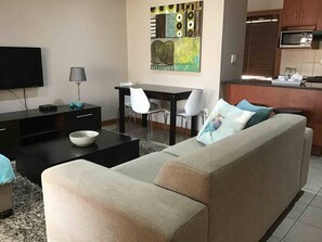 Ferienhaus, 2 Schlafzimmer, Balkon, Gartenblick | Wohnbereich