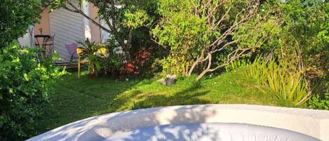 Tina de hidromasaje al aire libre