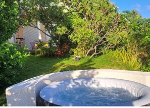 Outdoor spa tub - Lovely, self-contained apartment below villa, within walking distance of beach and surf spot (Sainte-anne)