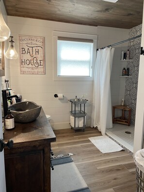 Een douche, een haardroger, handdoeken, zeep