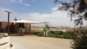 In Strandnähe, weißer Sandstrand