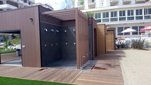 In Strandnähe, weißer Sandstrand