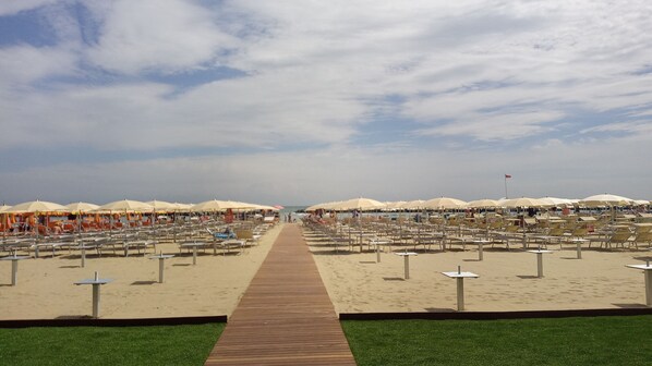 In Strandnähe, weißer Sandstrand