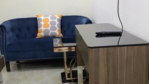 Studio – city | Oppholdsområde | En 24-tommers smart-TV med digitale kanaler