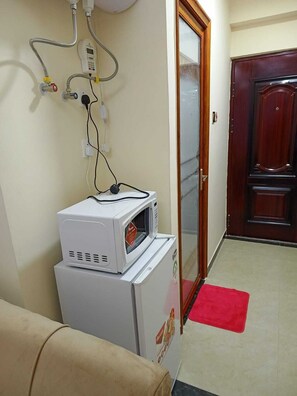 Business Studio | Private kitchen | Fridge, microwave, cookware/dishes/utensils