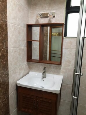 City Studio | Bathroom | Shower, rainfall showerhead, free toiletries, slippers - Lux Suites Denis Prit Studio Apartments (Nairobi)